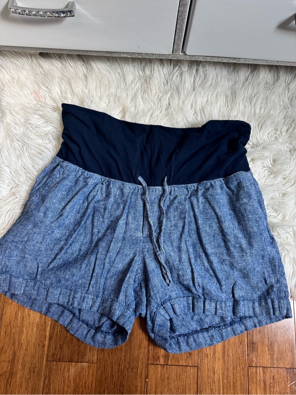 Old Navy Blue Chambray Maternity Shorts with Black Fold-Over Waist Size Large - Picture 2 of 4